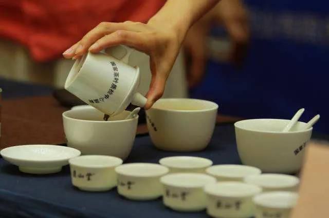 余生，只寻一杯茶，静而不争